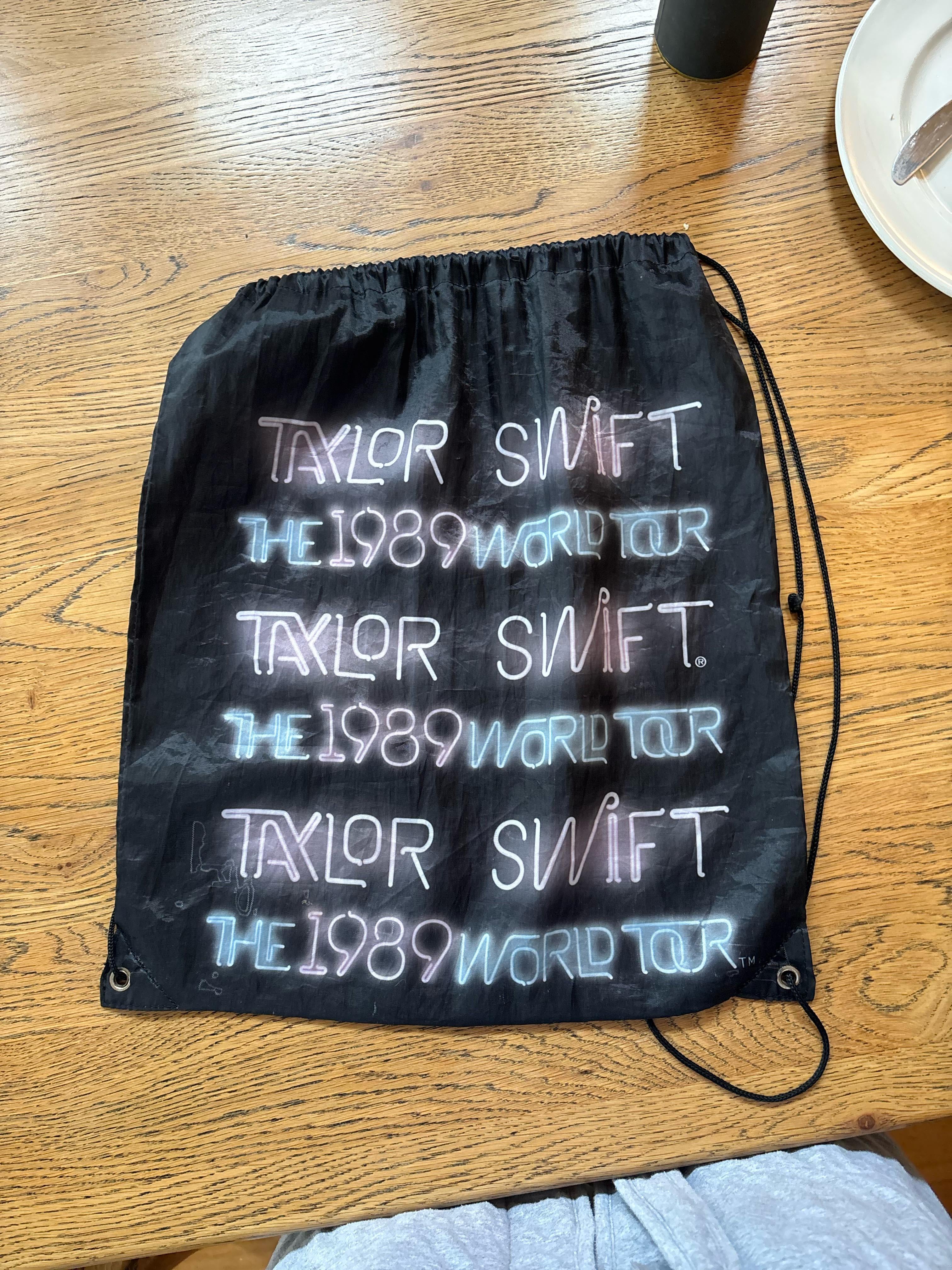 What do I do with this? 1989 world tour tote bag : r/TaylorSwiftMerch