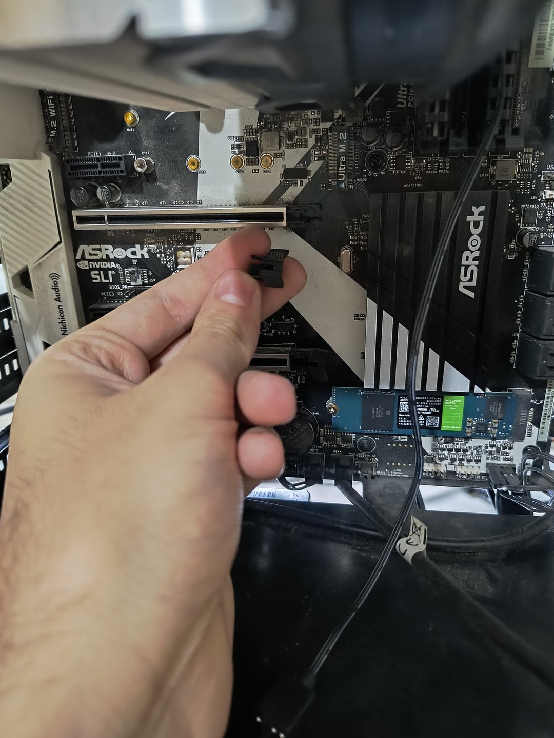 The safety lock of my PCIe slot broke off : r/PcBuildHelp