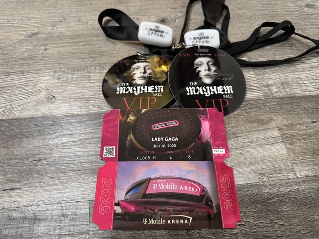 ミュージシャン Lady Gaga The Mayhem Ball VIP GOLD MERCH MAYHEM