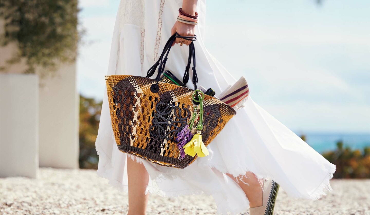 ロエベ」精巧なかごバッグを最愛の相棒に！ ラベンダー＆チューリップ