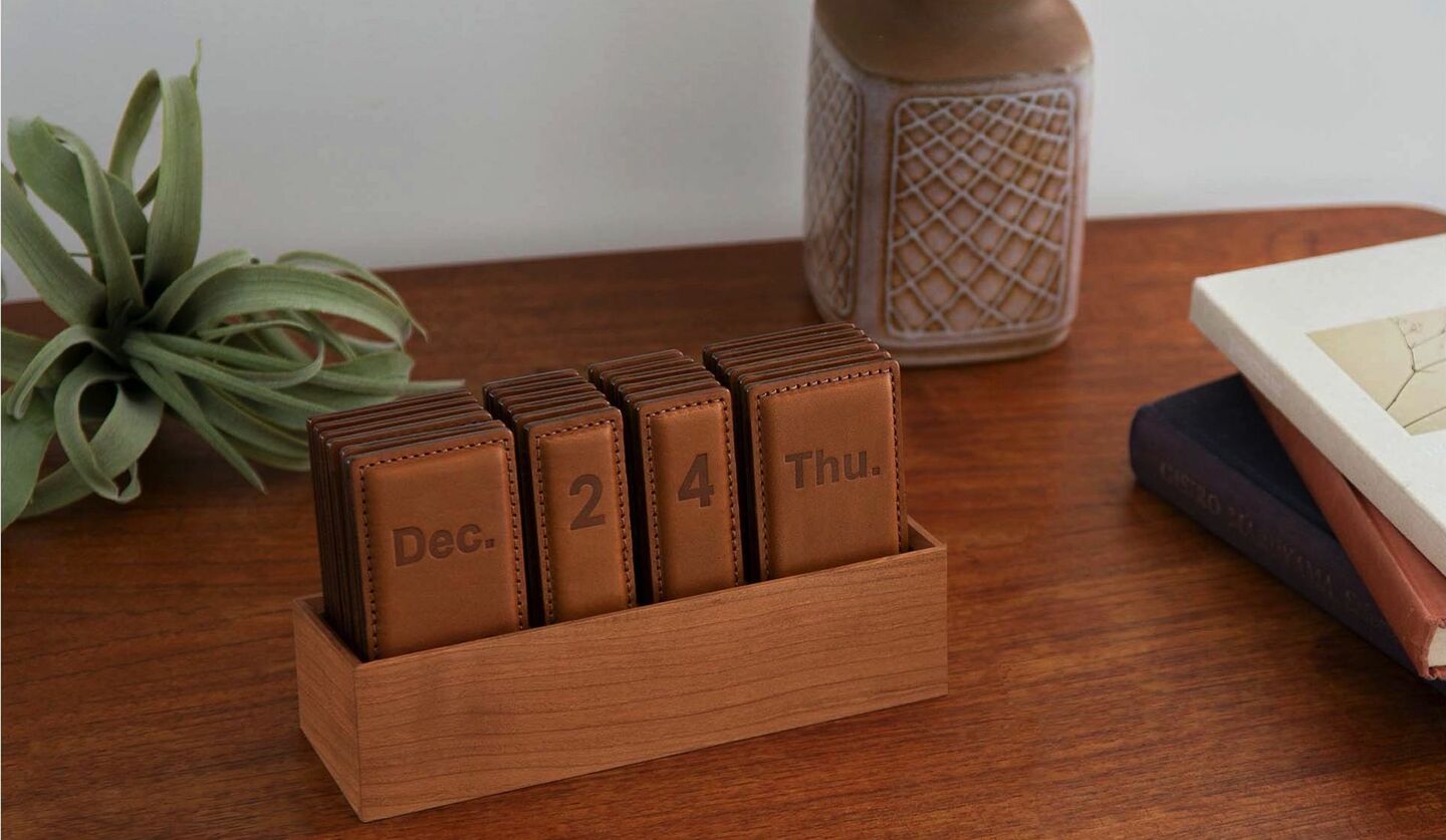 上質レザーの卓上カレンダーが発売！売り切れ必至の「土屋鞄製造所」初