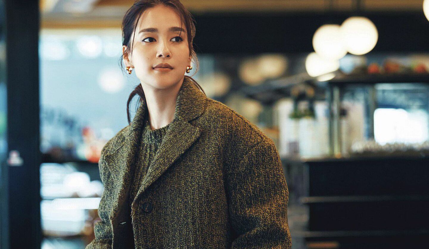 ボクシーな「ミュウ ミュウ」のショートコートが、装いに新風を