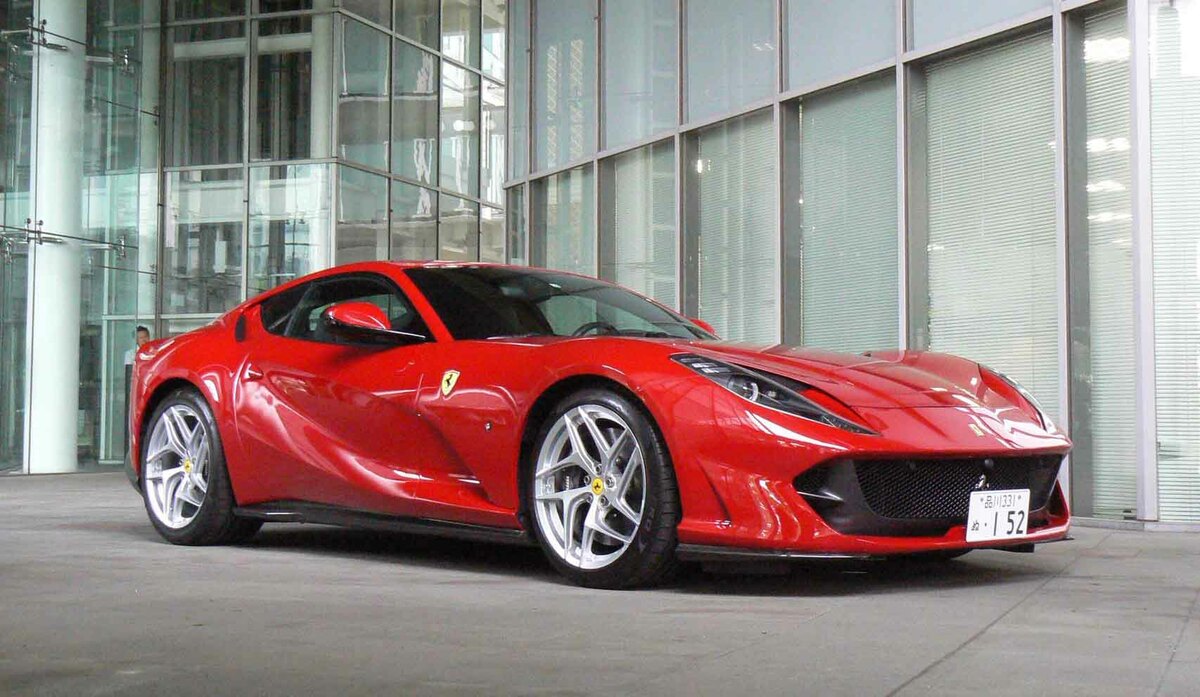 フェラーリ「812 スーパーファスト」は、男の本能を覚醒させる