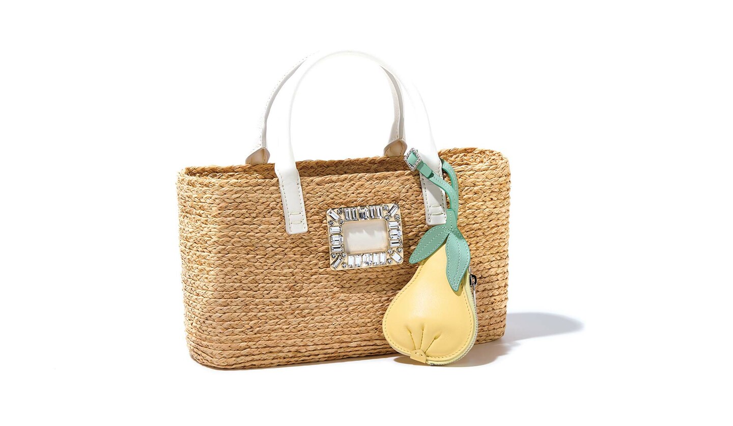 ロジェ ヴィヴィエ」ラフィアにクリスタルのスクエアバックルが輝く