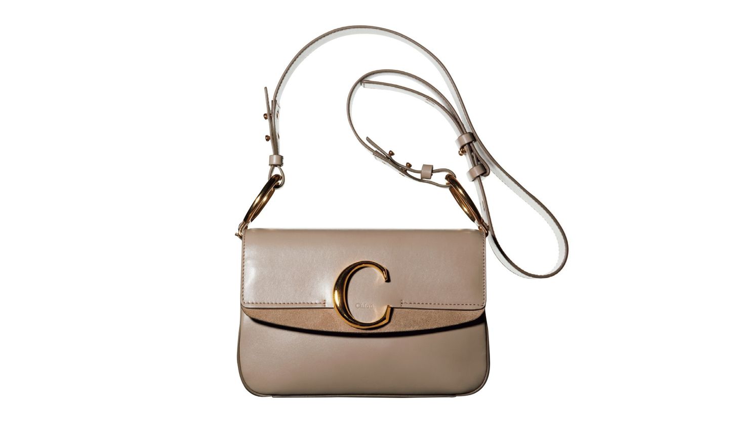クロエのグレージュショルダーバッグ「クロエ C」は、クラシカルで
