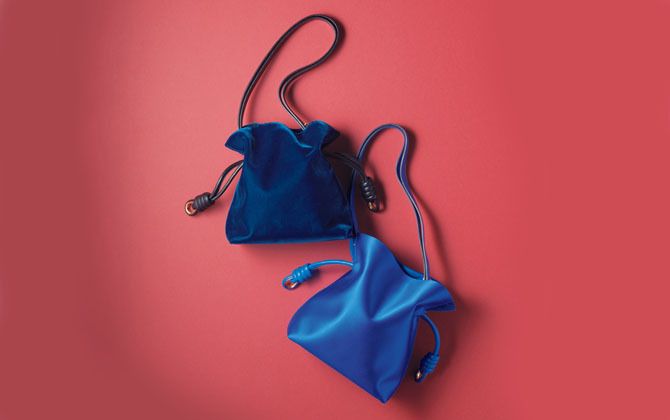 ロエベのショルダーバッグ「フラメンコ ノット」の艶やかな光沢素材が