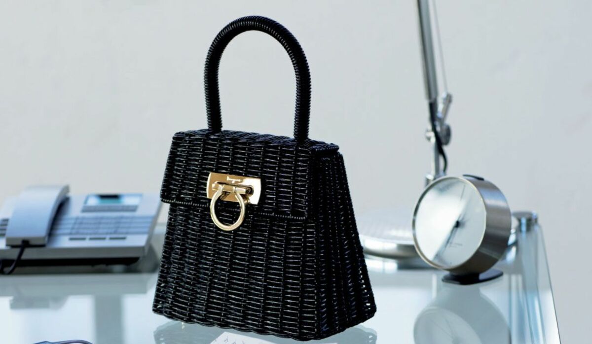 サルヴァトーレ フェラガモの「ガンチーニ」モチーフが輝くかごバッグ