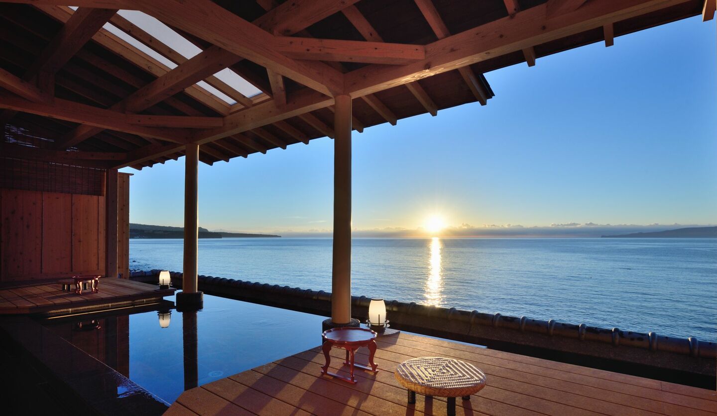 絶景に出会う極上湯 vol.6】モダンな貸切露天風呂から相模灘を見下ろす