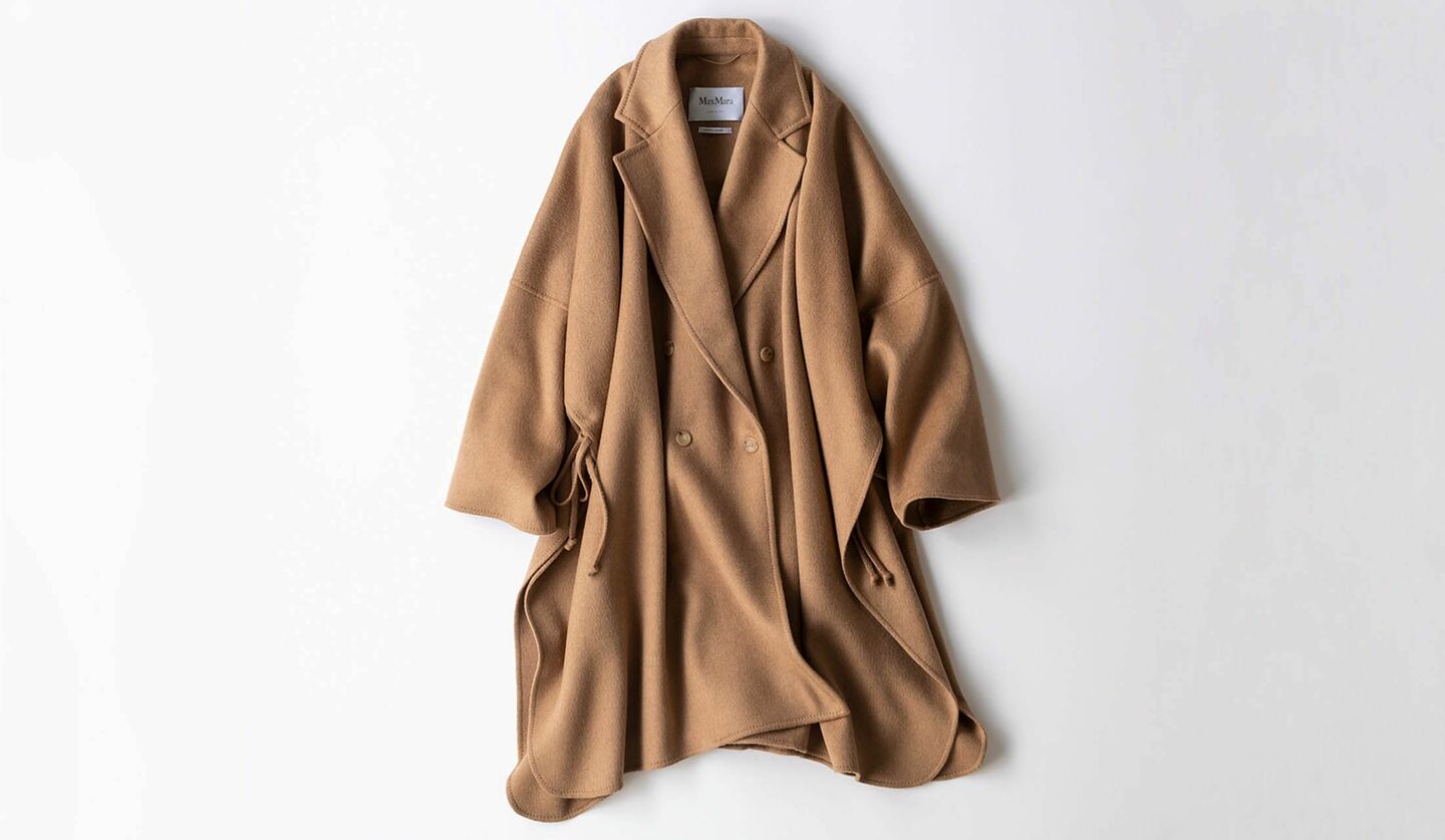 洗練を誘う〝マックスマーラ〟の「上質キャメルケープコート」その魅力