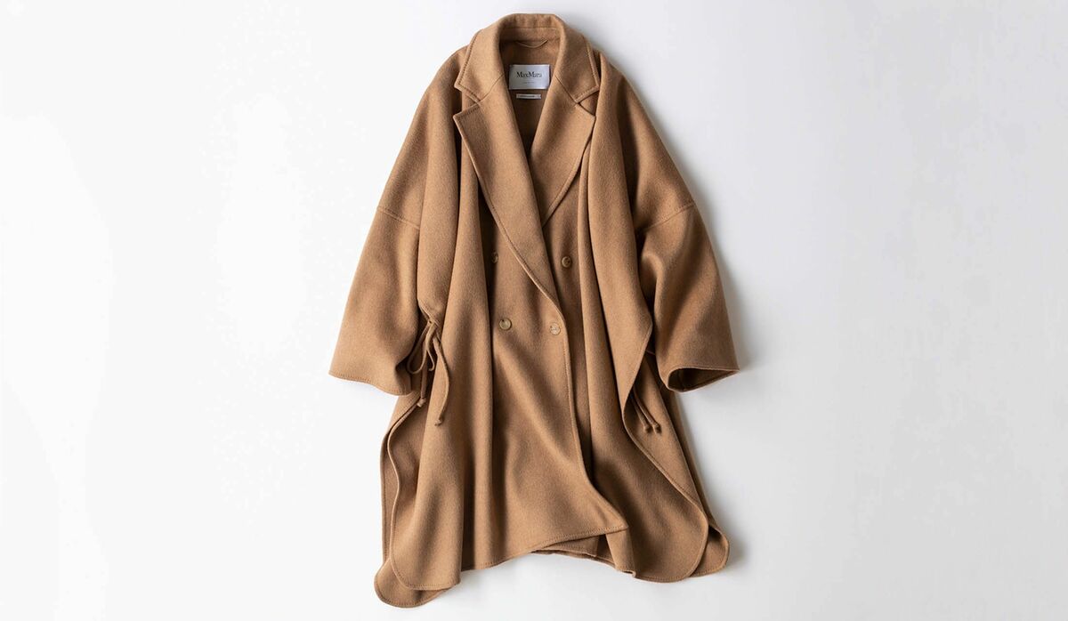 洗練を誘う〝マックスマーラ〟の「上質キャメルケープコート」その魅力