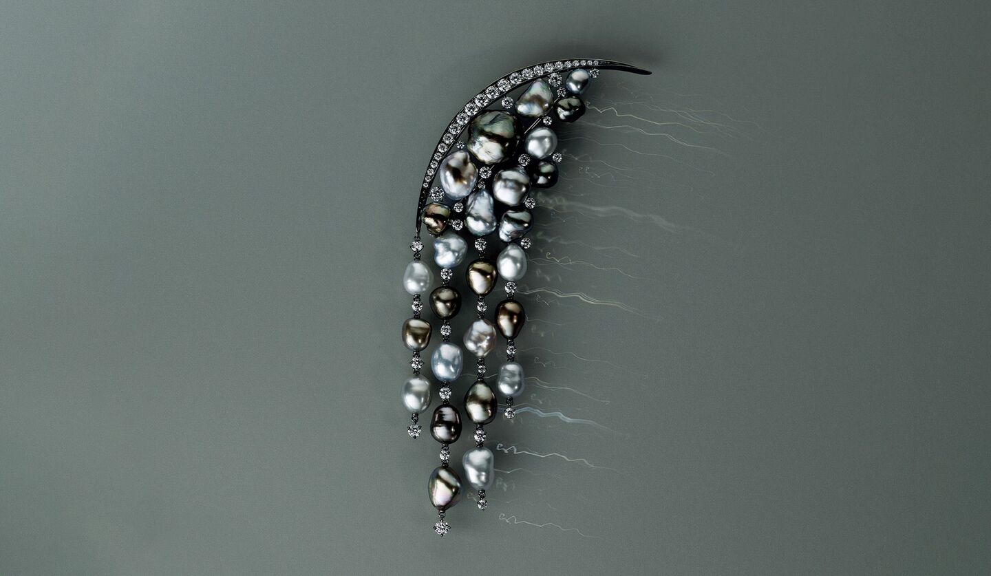 動くたびに艶めく「ミキモト」のブローチ｜光沢と深みのある黒蝶真珠が