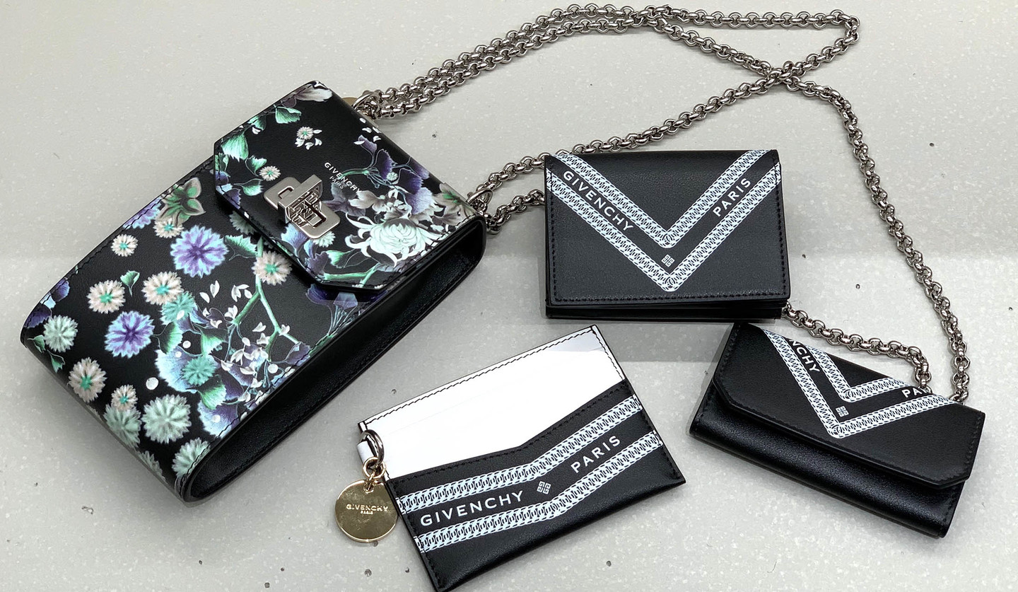 ジバンシィの限定ポシェットや財布、キーケースなどが渋谷スクランブル