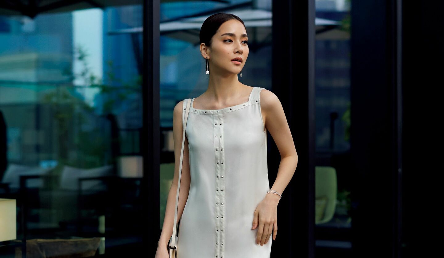 存在感が際立つ「エルメス」のホワイトワンピースに身を包めば、気配