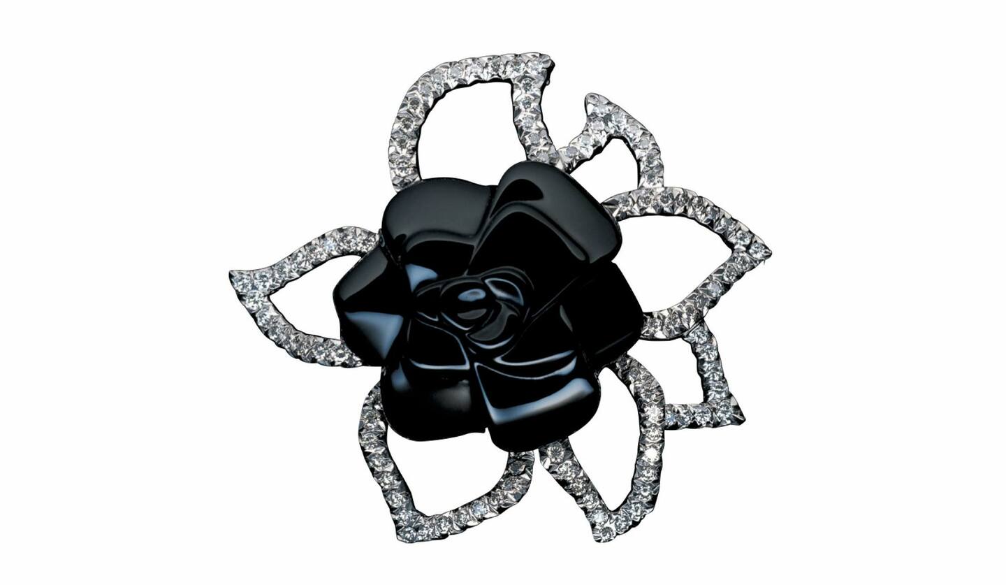 凛として、存在自体が美しい。シャネルのカメリアモチーフのブローチ