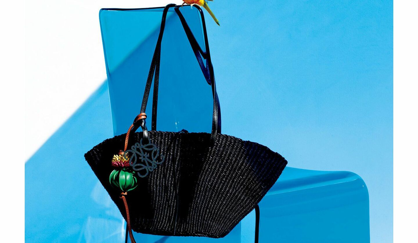 丁寧に手編みされた「ロエベ」の『シェル バスケット』｜同色カーフ