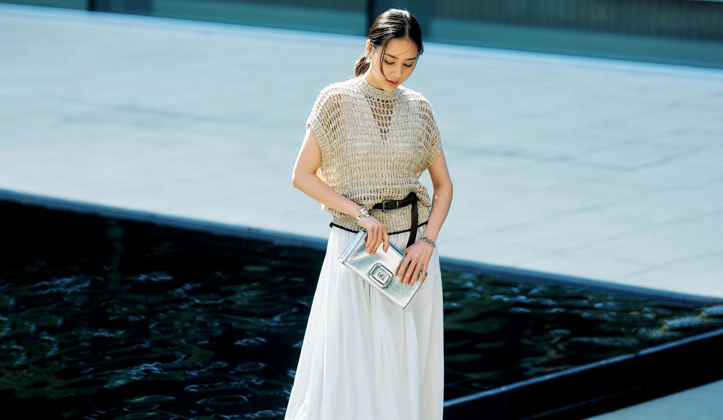 ブルネロ クチネリ」のワンピース＆ニットで品よく肌見せ｜ベルト