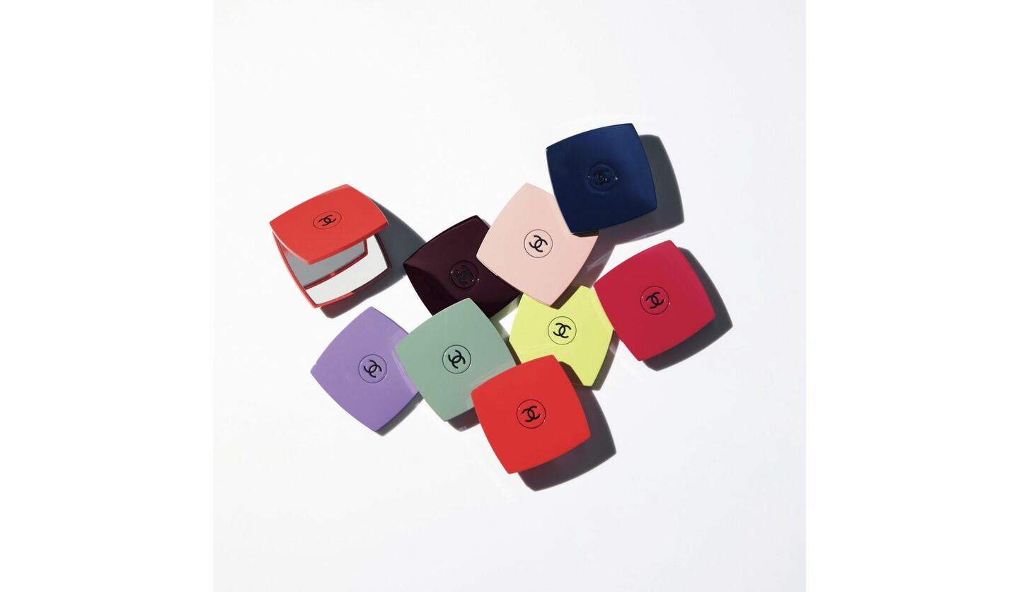 シャネル」名品コンパクトミラーが9色展開で限定発売！流行のミニ