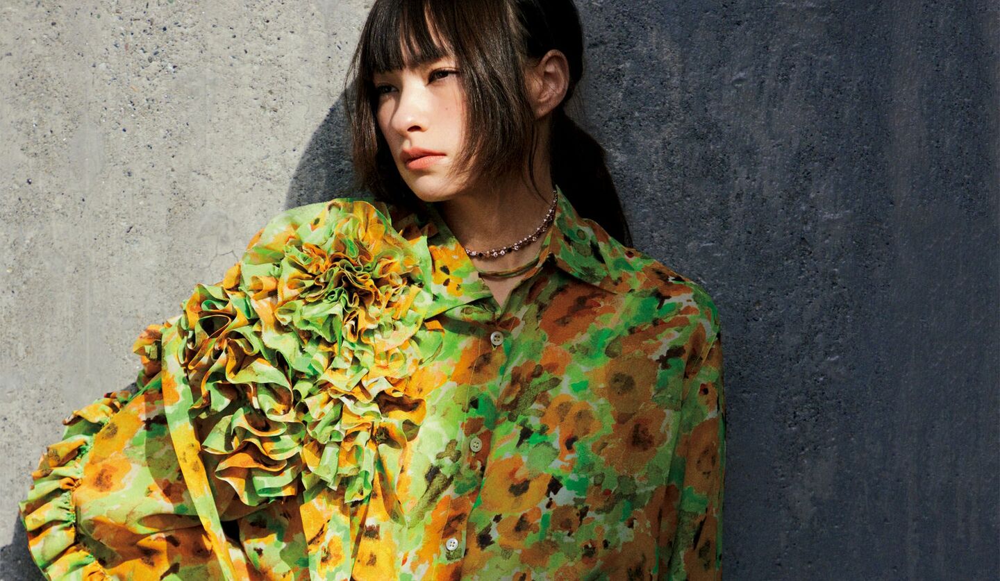 視線を引きつける「ドリス ヴァン ノッテン」のフリルシルクブラウス