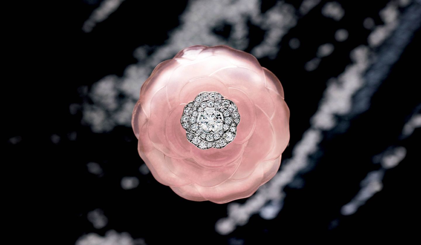 髪飾りにも、ネックレスにもなるシャネルのピンクのブローチ