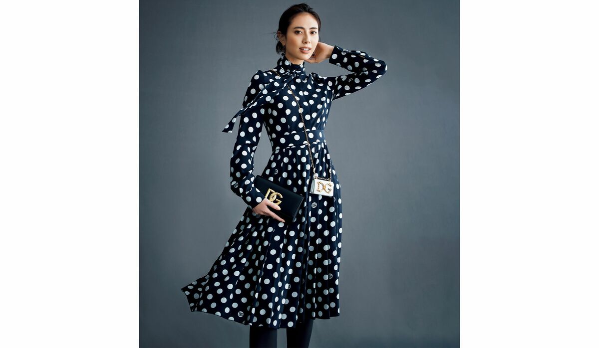 ドルチェ＆ガッバーナ」のドット柄ワンピースで、冬のモノトーンルック