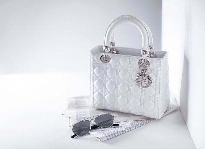 ディオールのバッグ「レディ ディオール」の白で、おしゃれ意欲を喚起