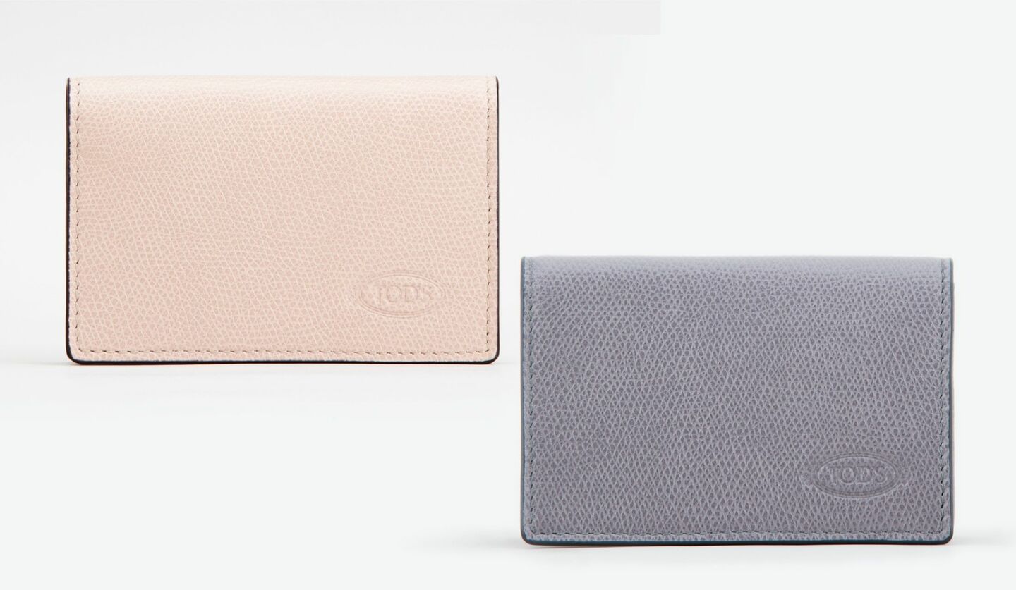 色にときめく「トッズ」の名刺入れ｜知的なソリッドデザインに隠された