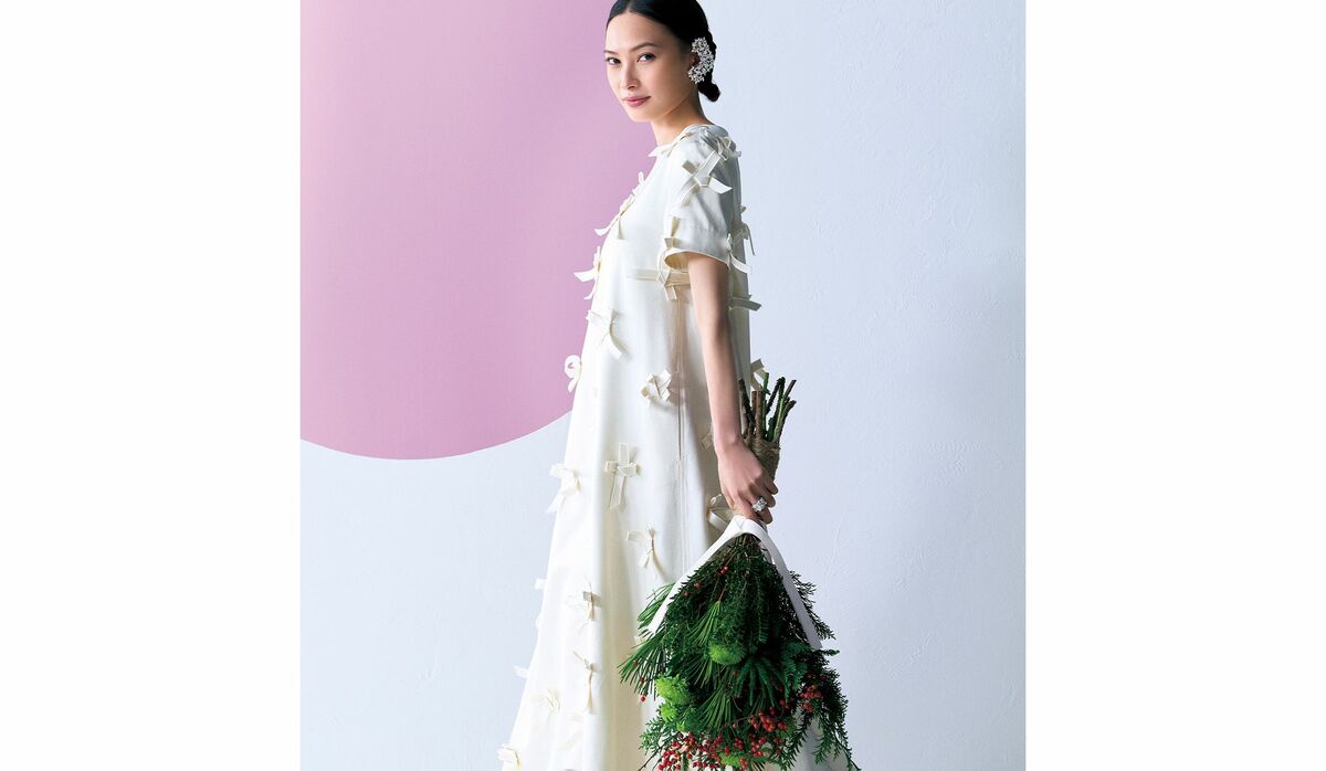 大政 絢さんが着こなす「ジル サンダー」の白いドレス｜あしらった