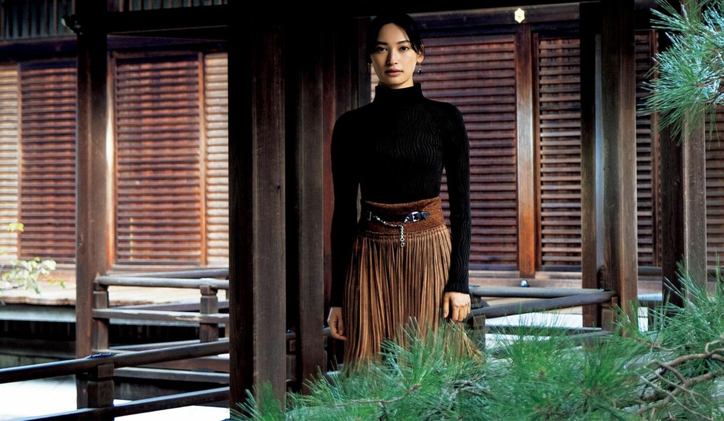 大政 絢さんが着こなす「エルメス」の落ち着きのある芳醇な装い｜派手