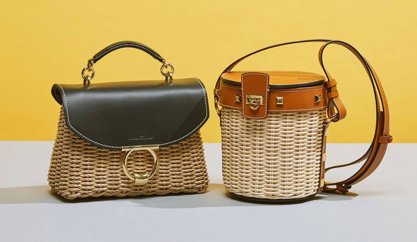 内ポケット付き、ストラップ付き、ポーチ付きなど「サルヴァトーレ