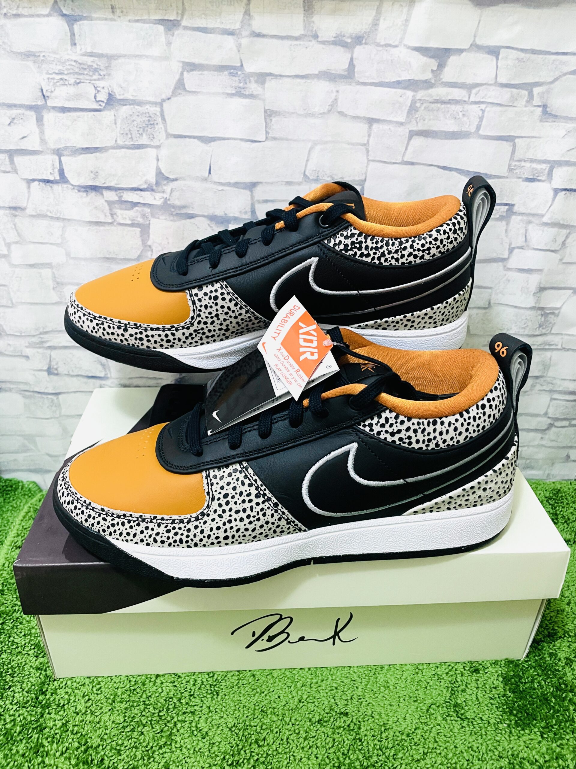 サファリ柄×オレンジカラーが目を引く一足◎「Nike Book 1 Air Safari