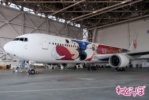 JALの「ディズニー創立100周年」特別塗装機が就航！ お披露目された