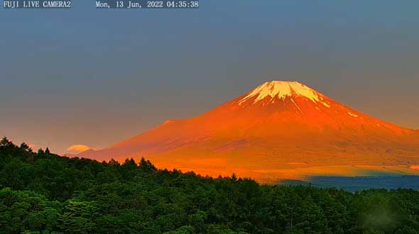 見事な「赤富士」を捉えた山中湖のライブカメラ映像に驚きと感動の声
