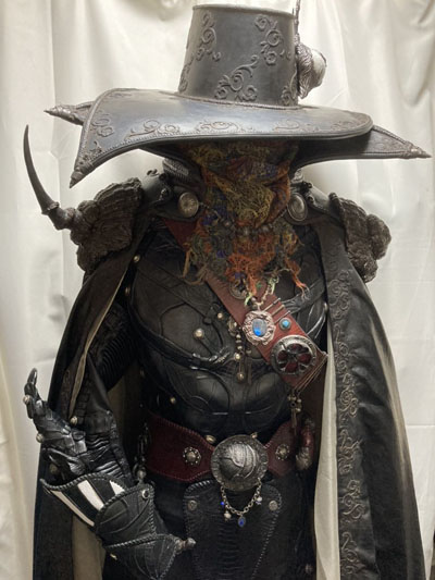 吸血鬼ハンター“D”」の衣装を26年かけて完成 原作の菊地秀行さん・挿絵