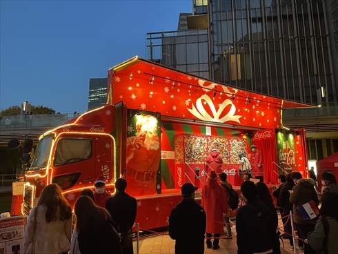 全員もらえるプレゼント背負った“コカ・コーラサンタ”が日本縦断