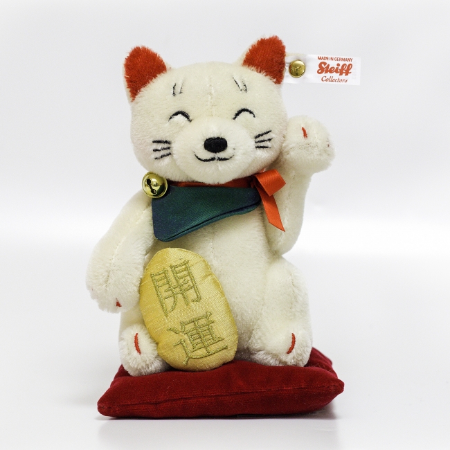 2013年に発売され、完売となったシュタイフ製「招き猫」が復活