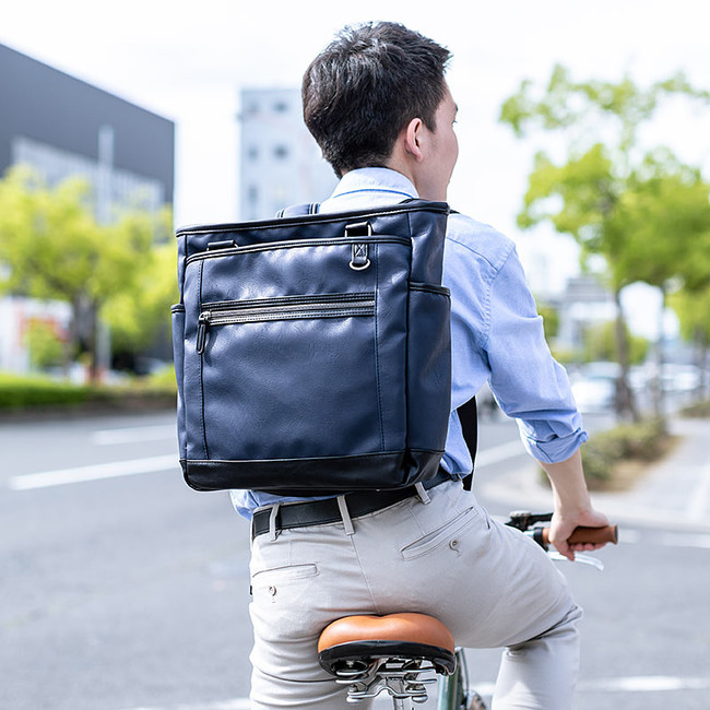 手持ち、リュック、肩掛けの3WAYで便利に使い分けできるトートバッグを