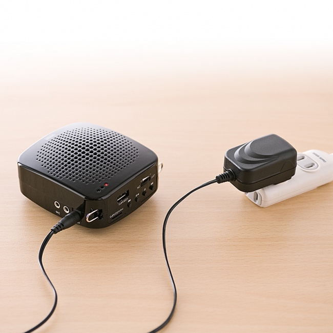 両手が使えるハンズフリータイプのポータブル拡声器を8月2日発売