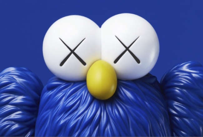MoMA Design Store】KAWS BFFフィギュア、明日18日(土)午前11時発売