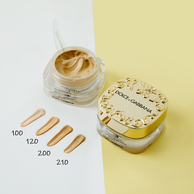 くすみ知らずのしっとりなめらかな上品肌に！ みずみずしい付け心地の