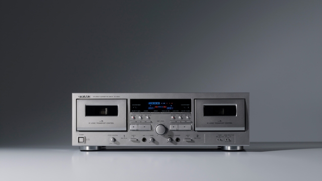 カセットテープの魅力を改めて堪能できるダブルカセットデッキ『W-1200