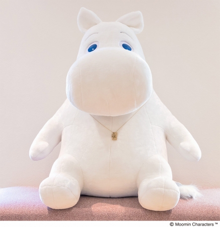 ムーミン」75周年記念！ムーミンカフェで大人気の特大ぬいぐるみが数量