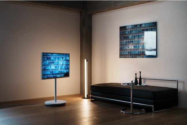 洗練された空間と、くつろぐ時間。そこに自然と溶けこむテレビ