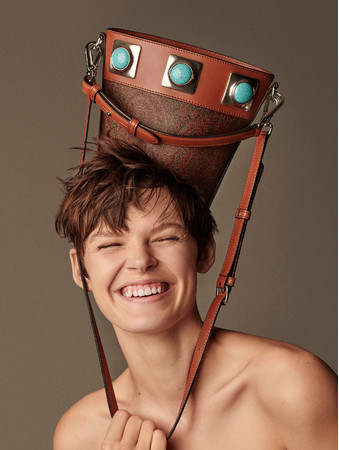 エトロより新作 「クラウン・ミー」コレクションが登場 | エトロ