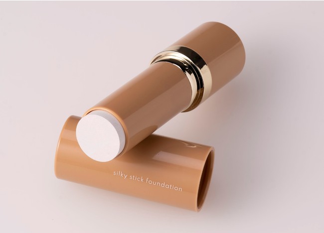 ナチュラルなツヤ輝く、薄膜ファンデ「シルキースティック