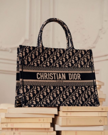 ディオール】スモールサイズの新作「ブック トート」を3/6(水)より世界