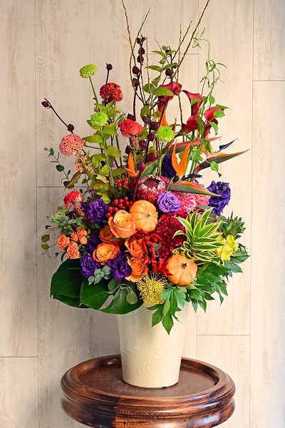 優雅で明るく和モダンな雰囲気も楽しめる豪華フラワーアレンジメント