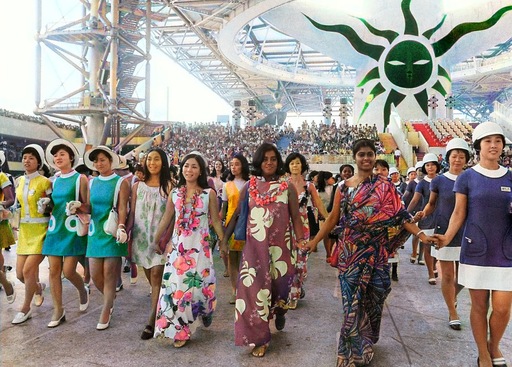 女性たちの多彩なユニホーム、「制服」のイメージを一新…半世紀前の