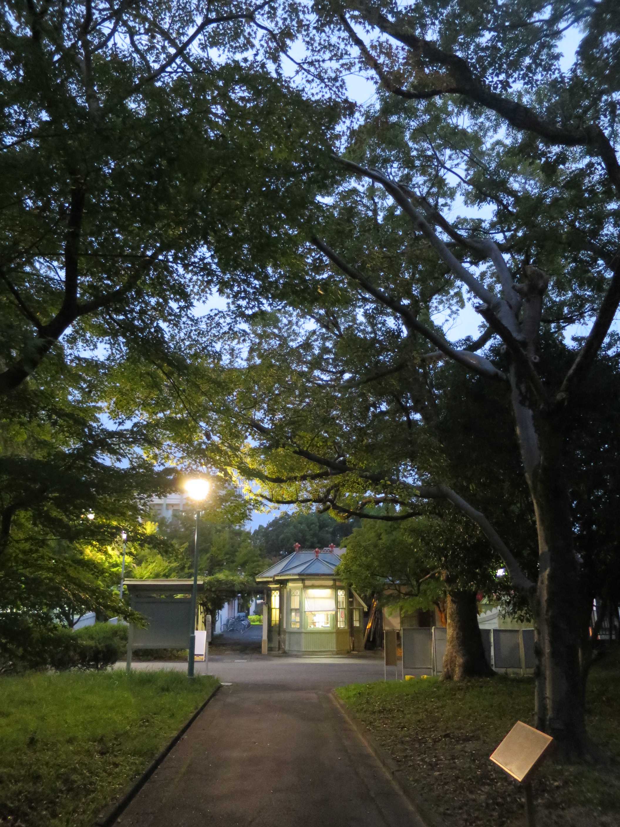 重要文化財の奈良女子大旧本館、正門、守衛室、そして奉安殿 - 村内