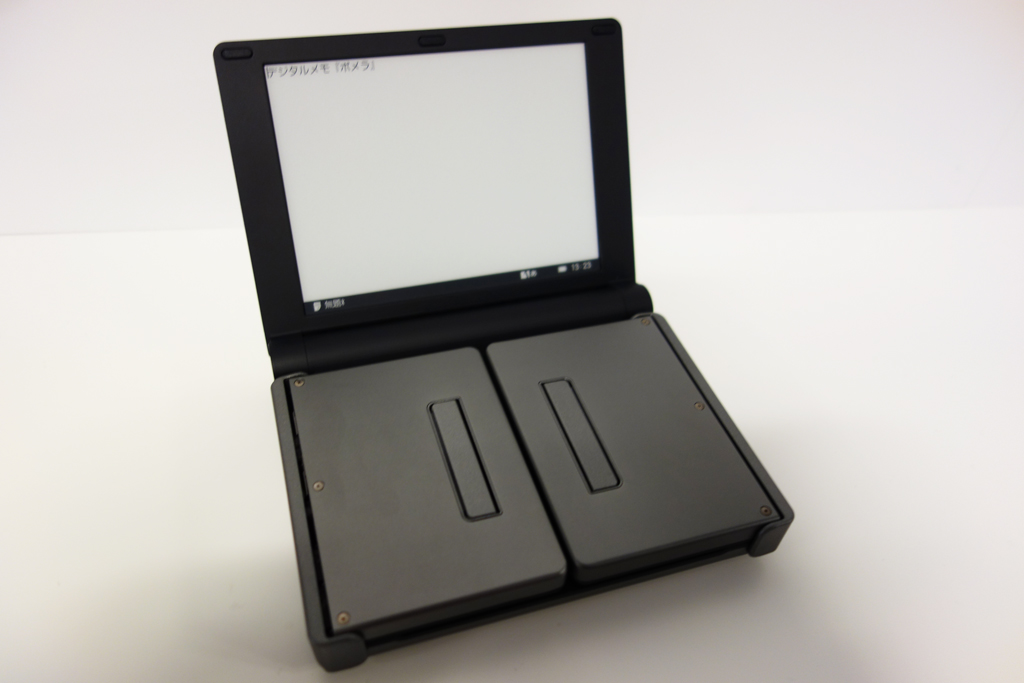 キングジムのデジタルメモ『ポメラ』新モデルは観音開きの折りたたみ式