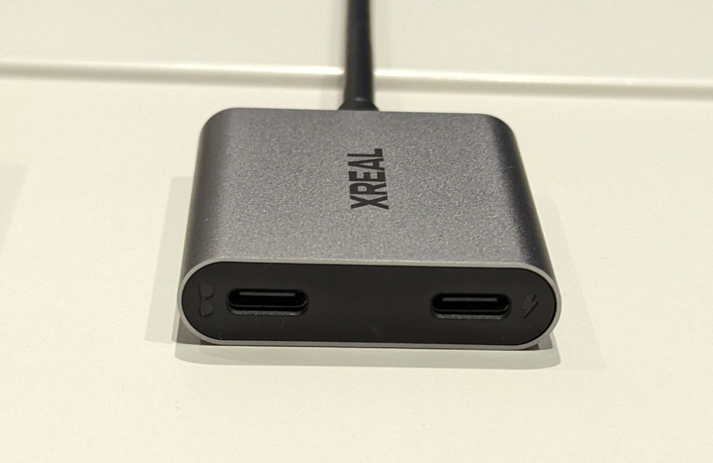 デバイスにUSB給電しながらARグラスが使えるアクセサリー「XREAL Hub